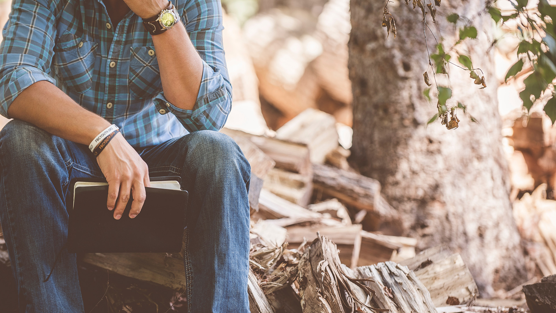 man-wearing-blue-plaid-shirt-and-blue-jeans