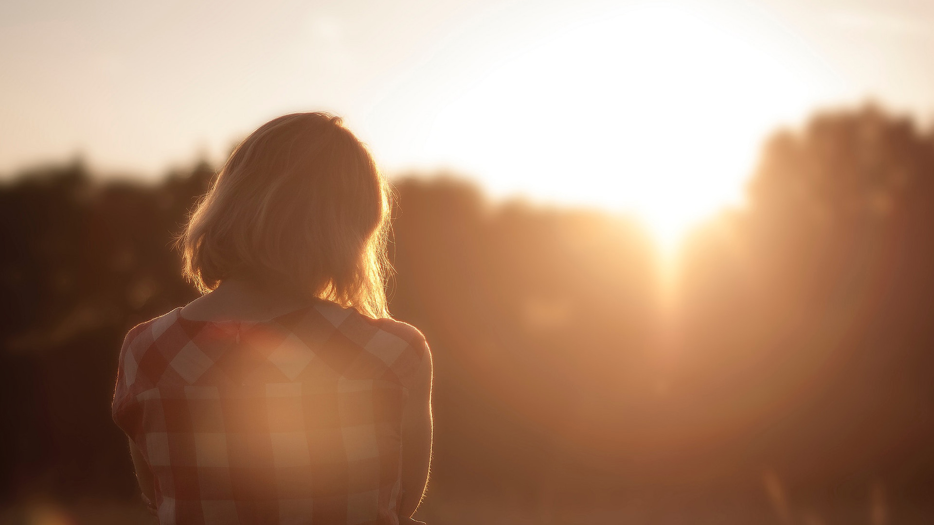 woman-looking-at-trees-at-sunet