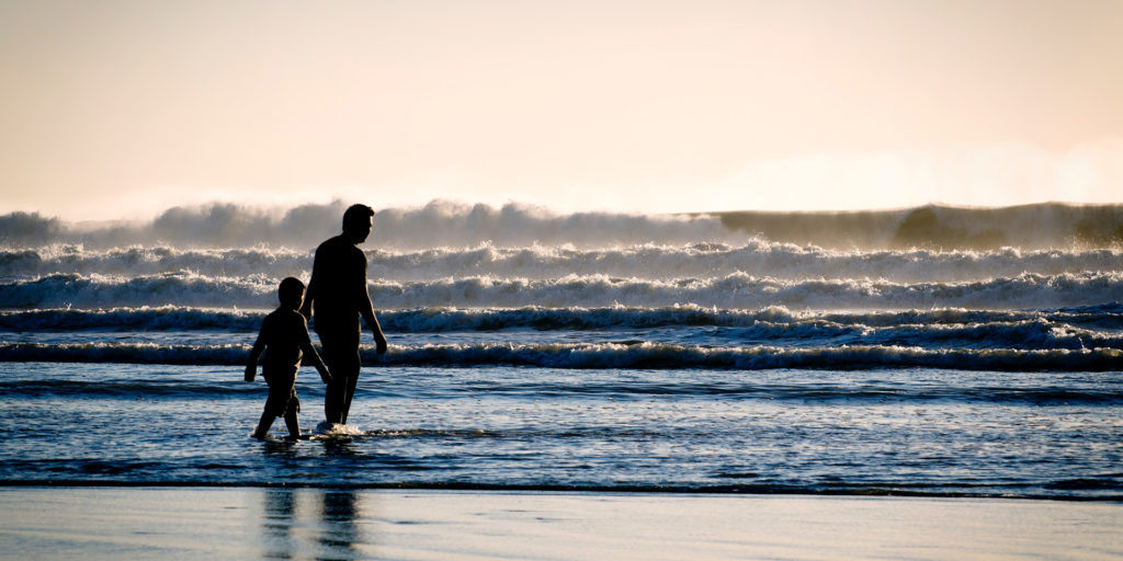 silhouette-of-a-man-and-a-boy-on-the-seashore